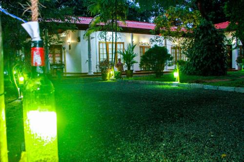 thathsara holiday inn