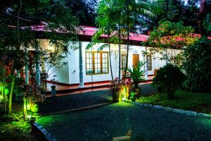 thathsara holiday inn