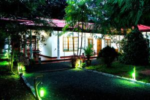 thathsara holiday inn