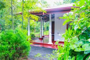 thathsara holiday inn