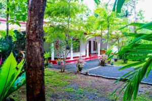 thathsara holiday inn