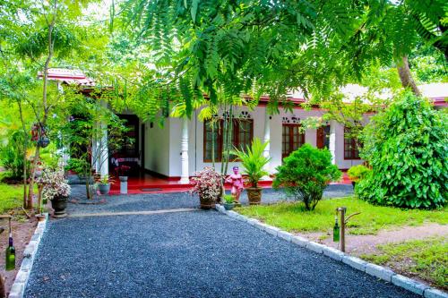 thathsara holiday inn