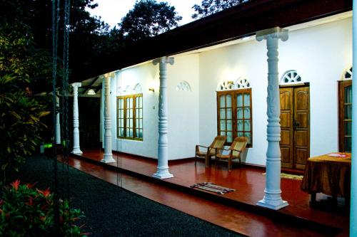 thathsara holiday inn