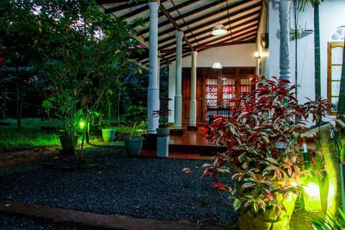 thathsara holiday inn