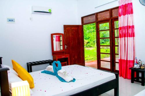 thathsara holiday inn