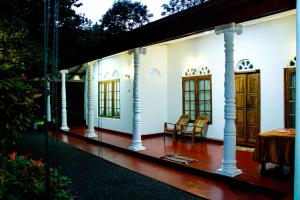 thathsara holiday inn