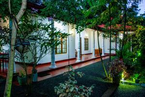 thathsara holiday inn