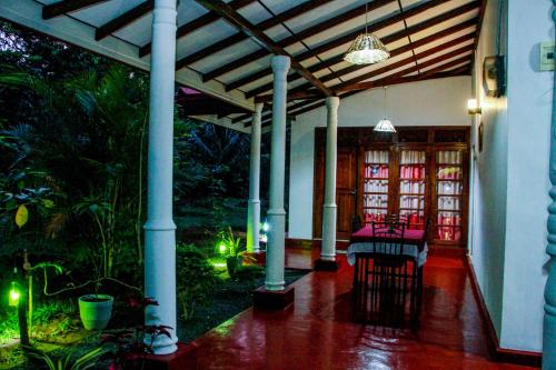 thathsara holiday inn