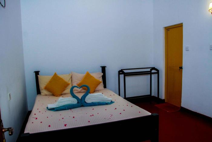 thathsara holiday inn