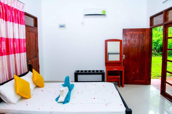thathsara holiday inn
