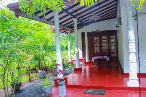 thathsara holiday inn