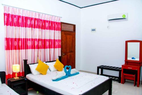 thathsara holiday inn