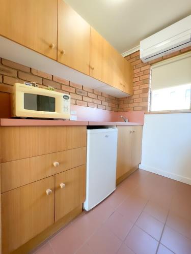 summerhill motor inn adults only