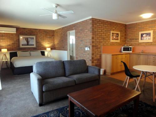 summerhill motor inn adults only