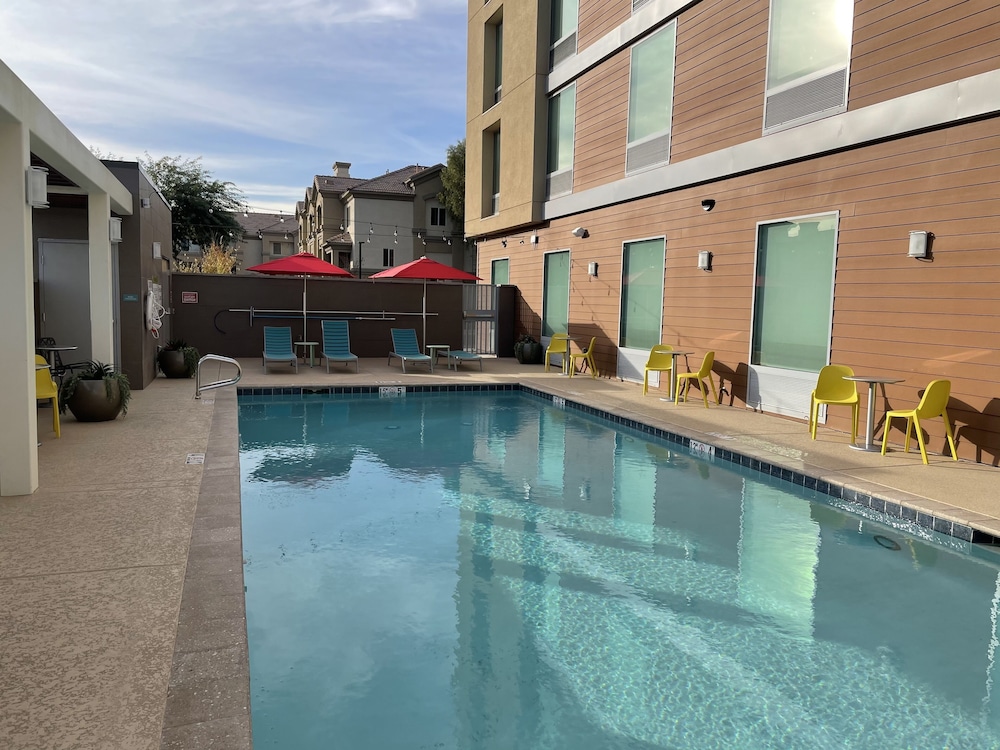 home2 suites by hilton phoenix airport north az