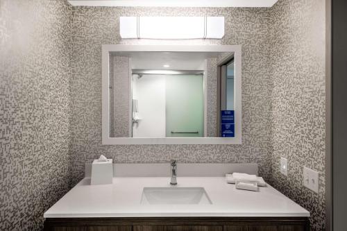 home2 suites by hilton phoenix airport north az