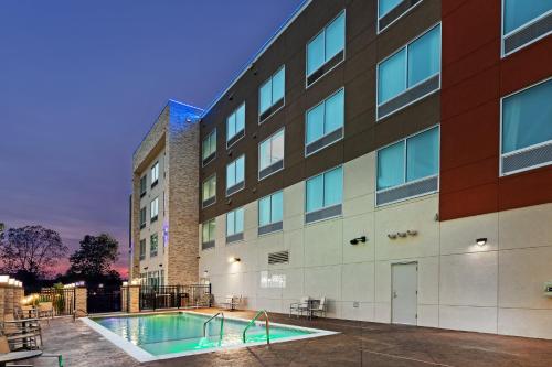 hol inn exp and suites tulsa northeast owasso