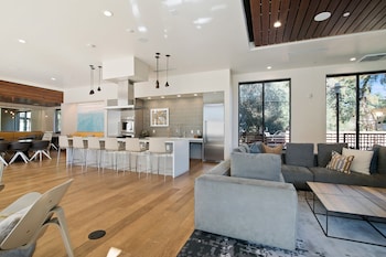 global luxury suites at mountain view