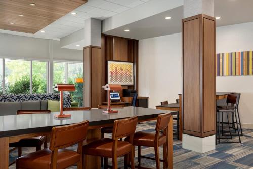 holiday inn express and suites dalton walnut ave