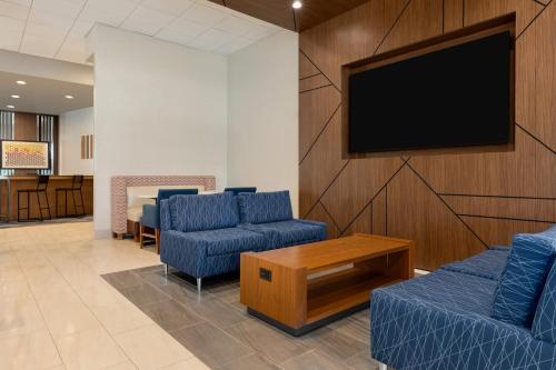 holiday inn express and suites dalton walnut ave