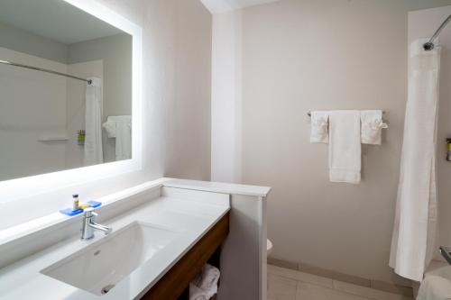 holiday inn express and suites st peters an ihg hotel
