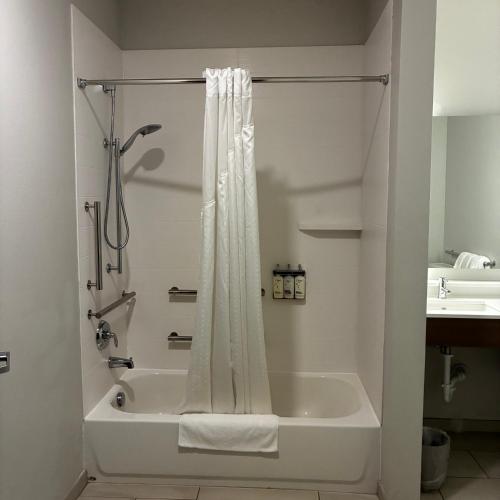 holiday inn express and suites st peters an ihg hotel