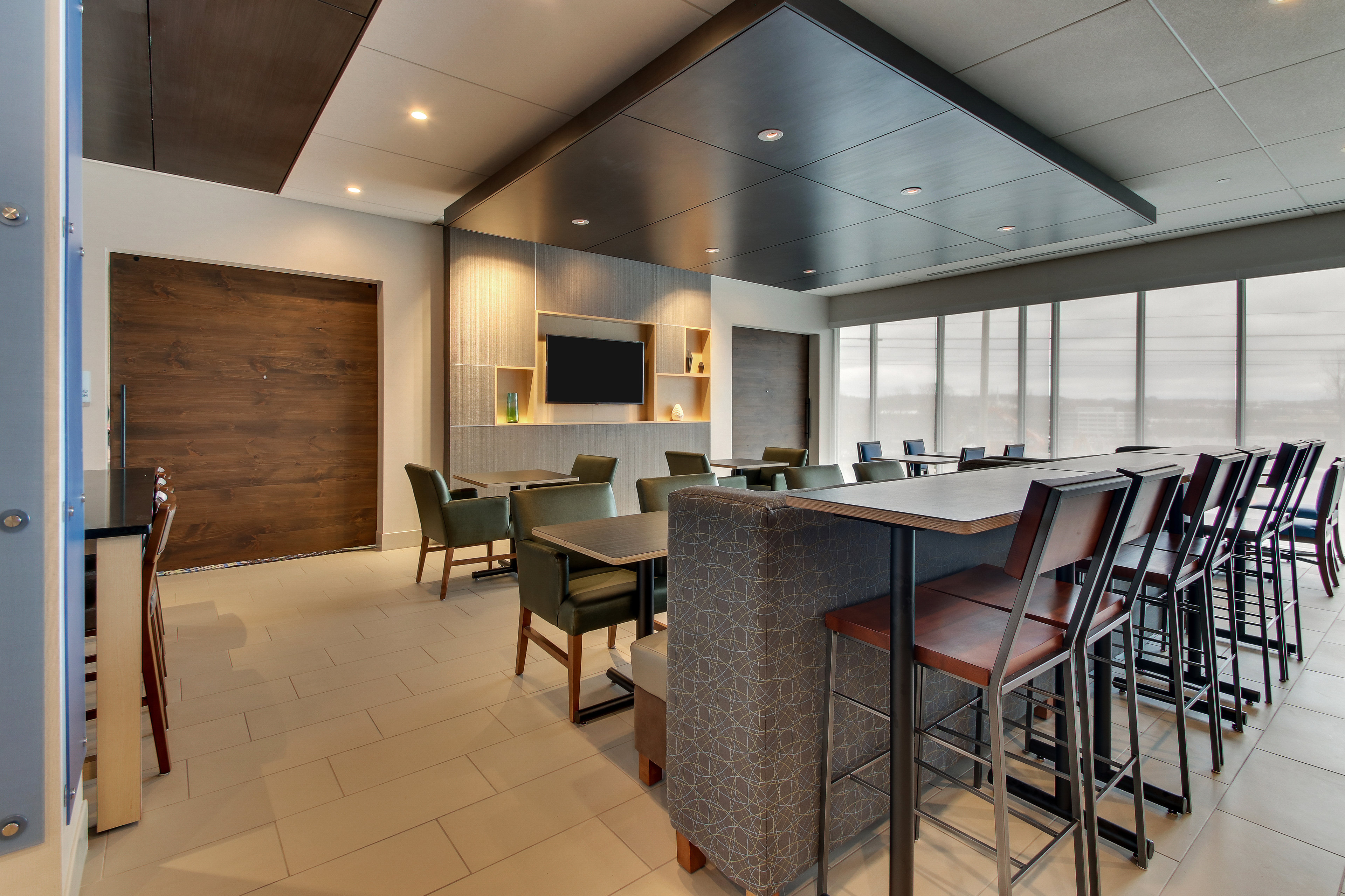 hol inn exp nashville metrocenter downtown