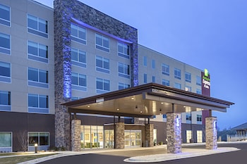 holiday inn express and suites hudson i 94 an ihg hotel