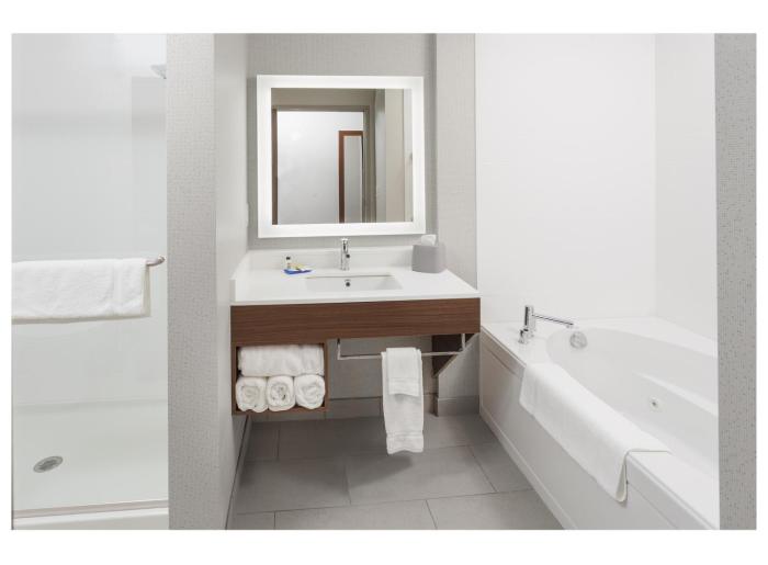 holiday inn express and suites hudson i 94 an ihg hotel