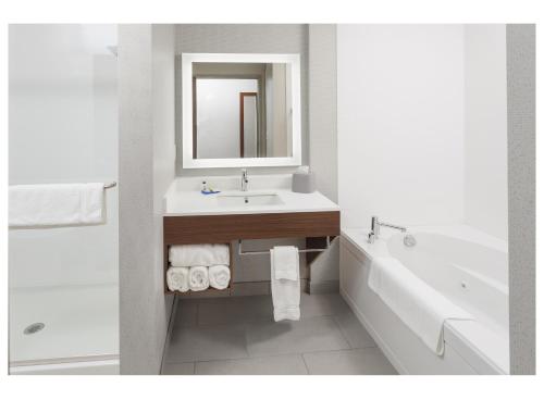 holiday inn express and suites hudson i 94 an ihg hotel