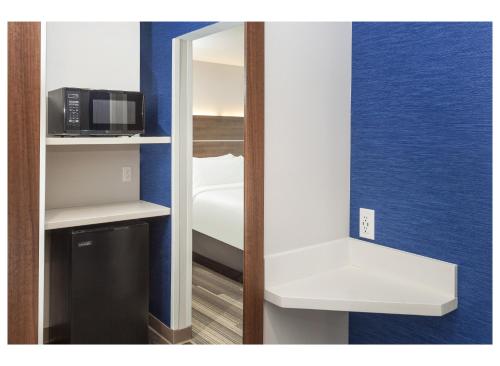 holiday inn express and suites hudson i 94 an ihg hotel