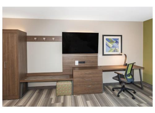 holiday inn express and suites hudson i 94 an ihg hotel