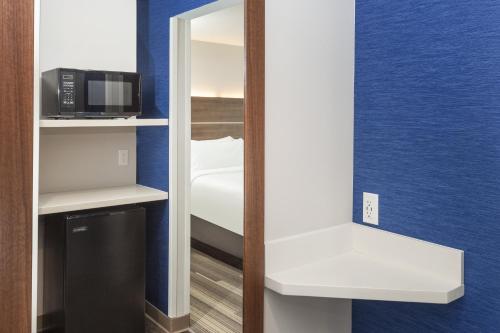 holiday inn express and suites hudson i 94 an ihg hotel
