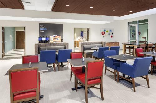 holiday inn express and suites hudson i 94 an ihg hotel