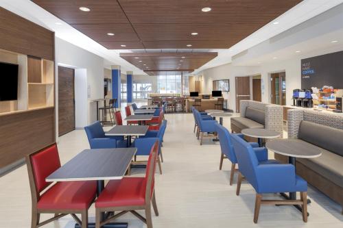 holiday inn express and suites hudson i 94 an ihg hotel