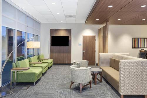 holiday inn express and suites hudson i 94 an ihg hotel