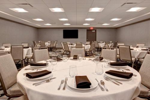 embassy suites by hilton rockford riverfront