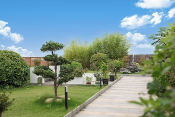 Holiday Inn Express Shanghai Hongqiao North, An Ihg Hotel,No. 520 Hewang Road,3 star