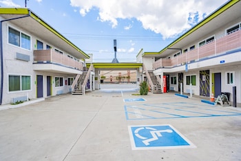 exclusivo inn and suites