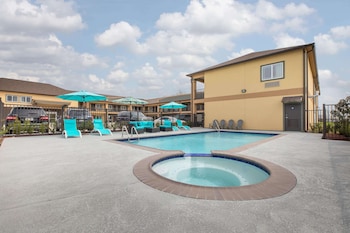days inn and suites by wyndham la porte