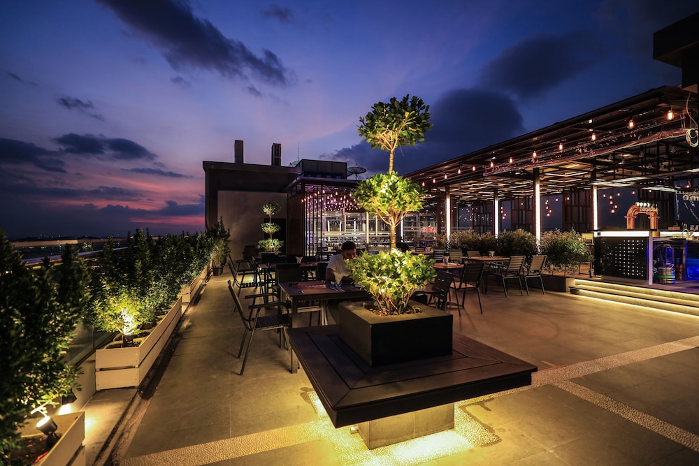 hlaine tet hotel
