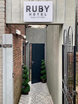 oyo ruby pub and hotel