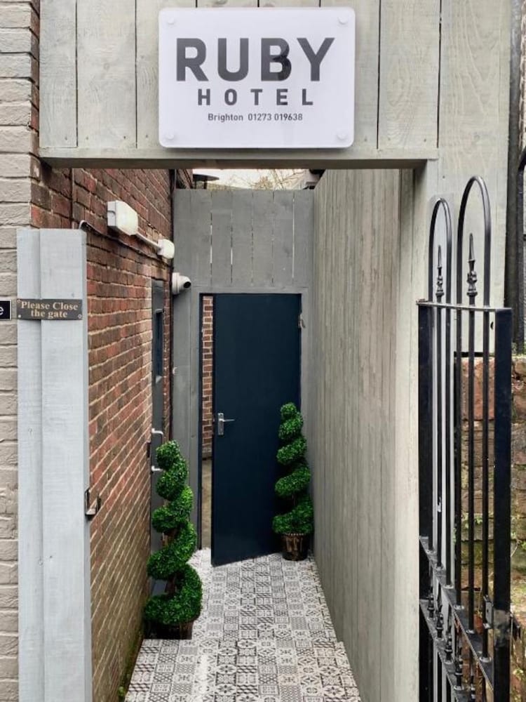 oyo ruby pub and hotel