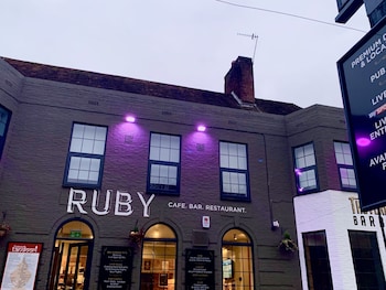 oyo ruby pub and hotel