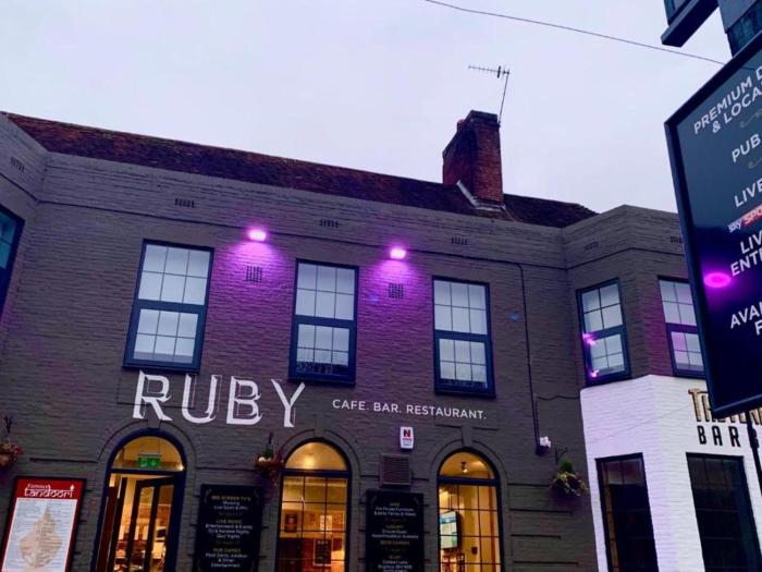 oyo ruby pub and hotel