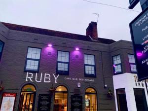 oyo ruby pub and hotel