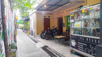 losmen 2000 tiga