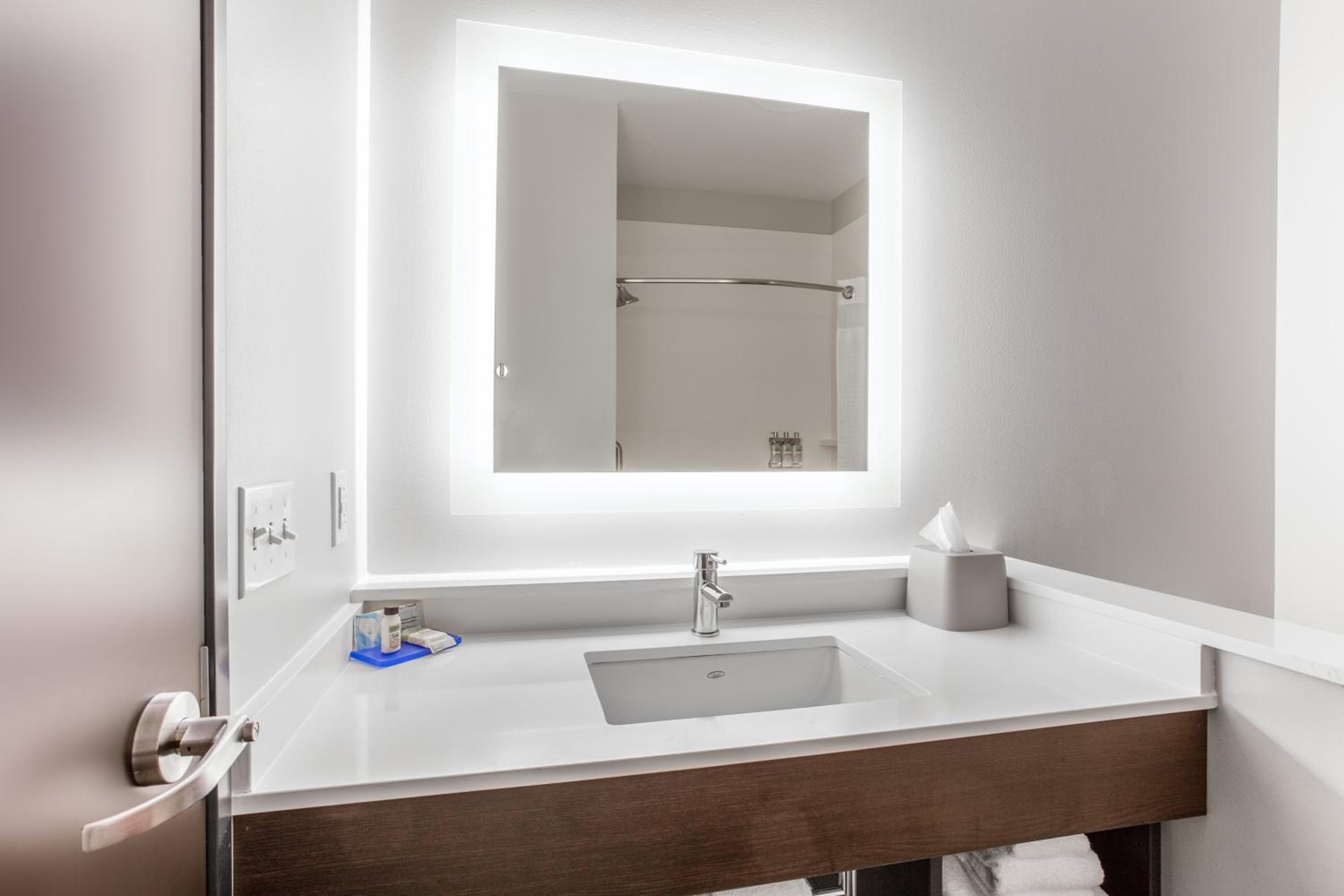 holiday inn express and suites ottawa an ihg hotel