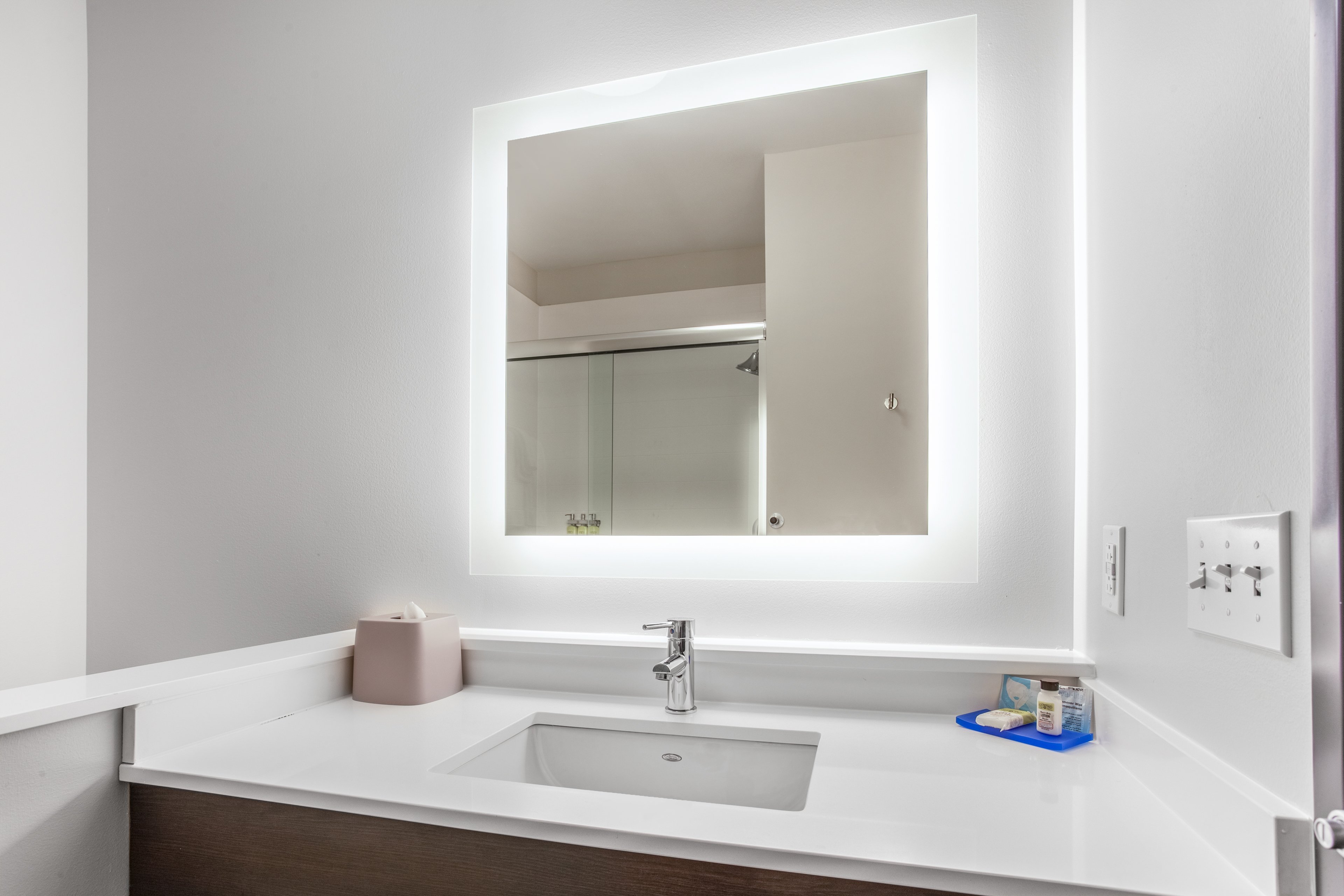 holiday inn express and suites ottawa an ihg hotel