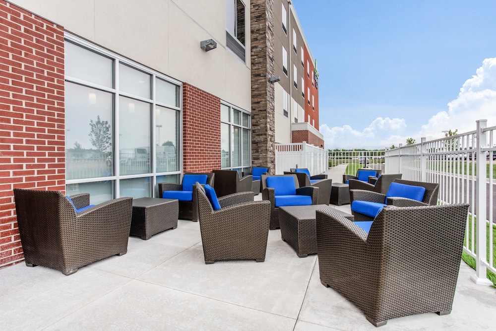 holiday inn express and suites ottawa an ihg hotel
